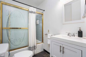 Shower, hair dryer, shampoo - North Park Retreat - Hot Tub, Fire Pit & Patio (San Diego)