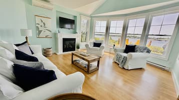 Smart TV, fireplace