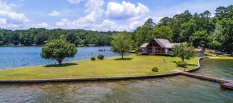 Exquisite 3-bedroom cabin with Tanning Dock in Jackson's Gap