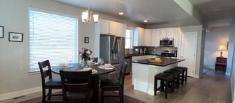 Home on the Park for Professional Stays and Relocation Midpoint - 30 Day Min