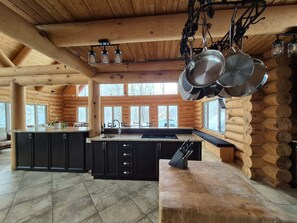 Private kitchen - The Cormorant (Sainte-Brigitte-de-Laval)
