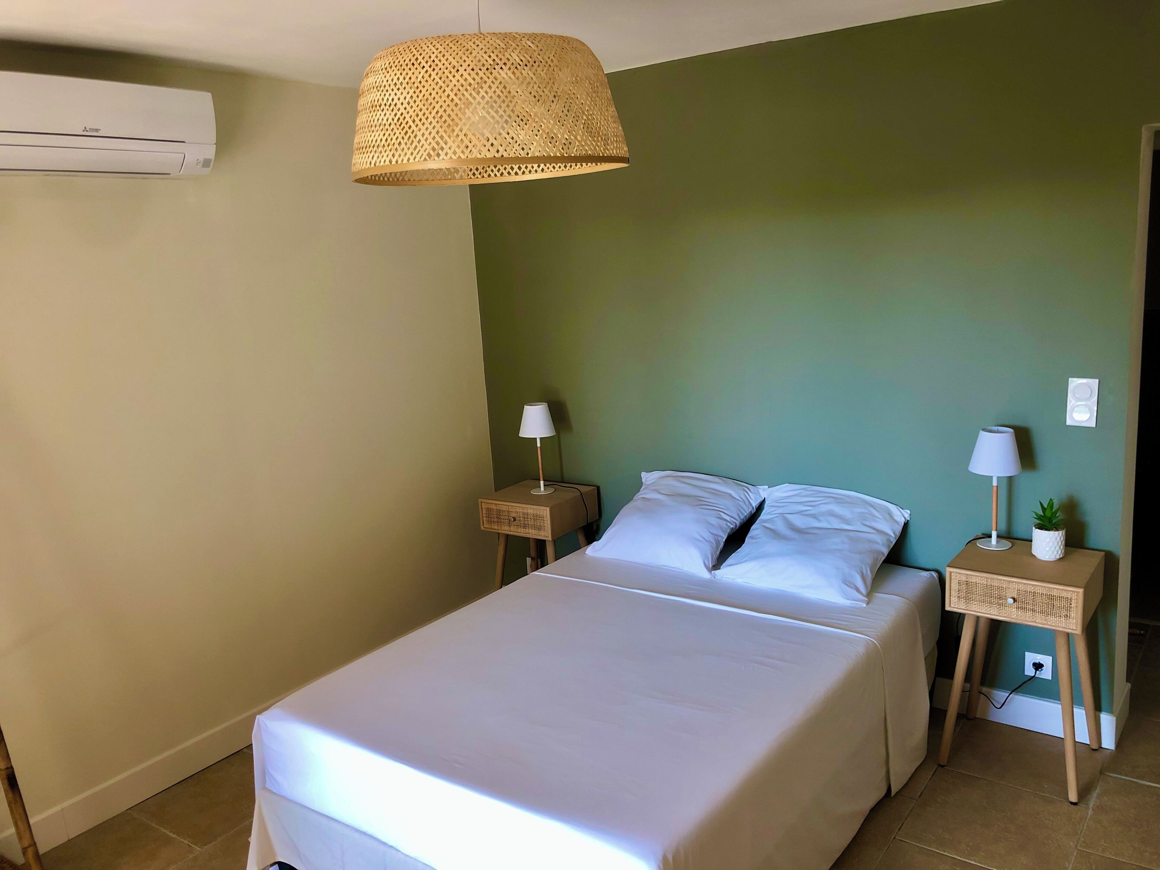 WiFi, bed sheets