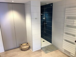 Shower, hair dryer, towels, soap - Magnificent Bastide with swimming pool in the heart of nature (Puéchabon)