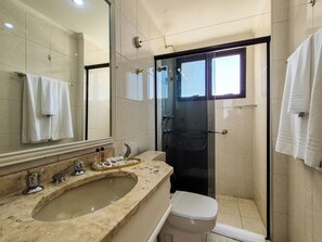 Haartrockner, Handtücher, Seife, Toilettenpapier