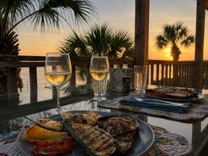Outdoor dining - Seahorse Sunset at Seahorse Landing (Cedar Key)