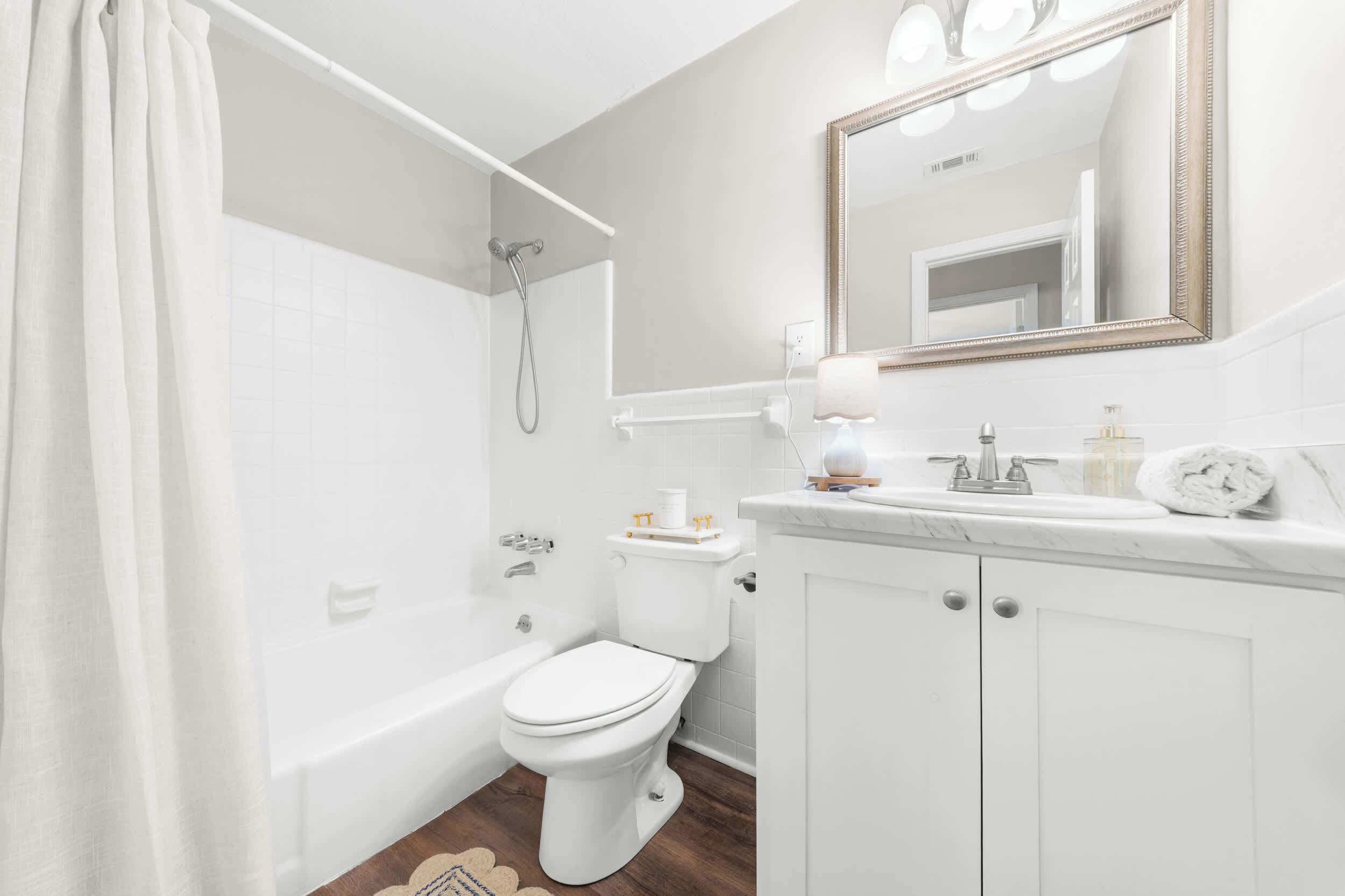 Douche, séchoir à cheveux, serviettes fournies, shampooing