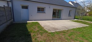 A house with a concrete patio, a door, and a window. - Entire HOUSE close to all amenities - All on foot! (Nort-sur-Erdre)
