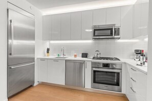 Frigorifero, microonde, forno, piano cottura