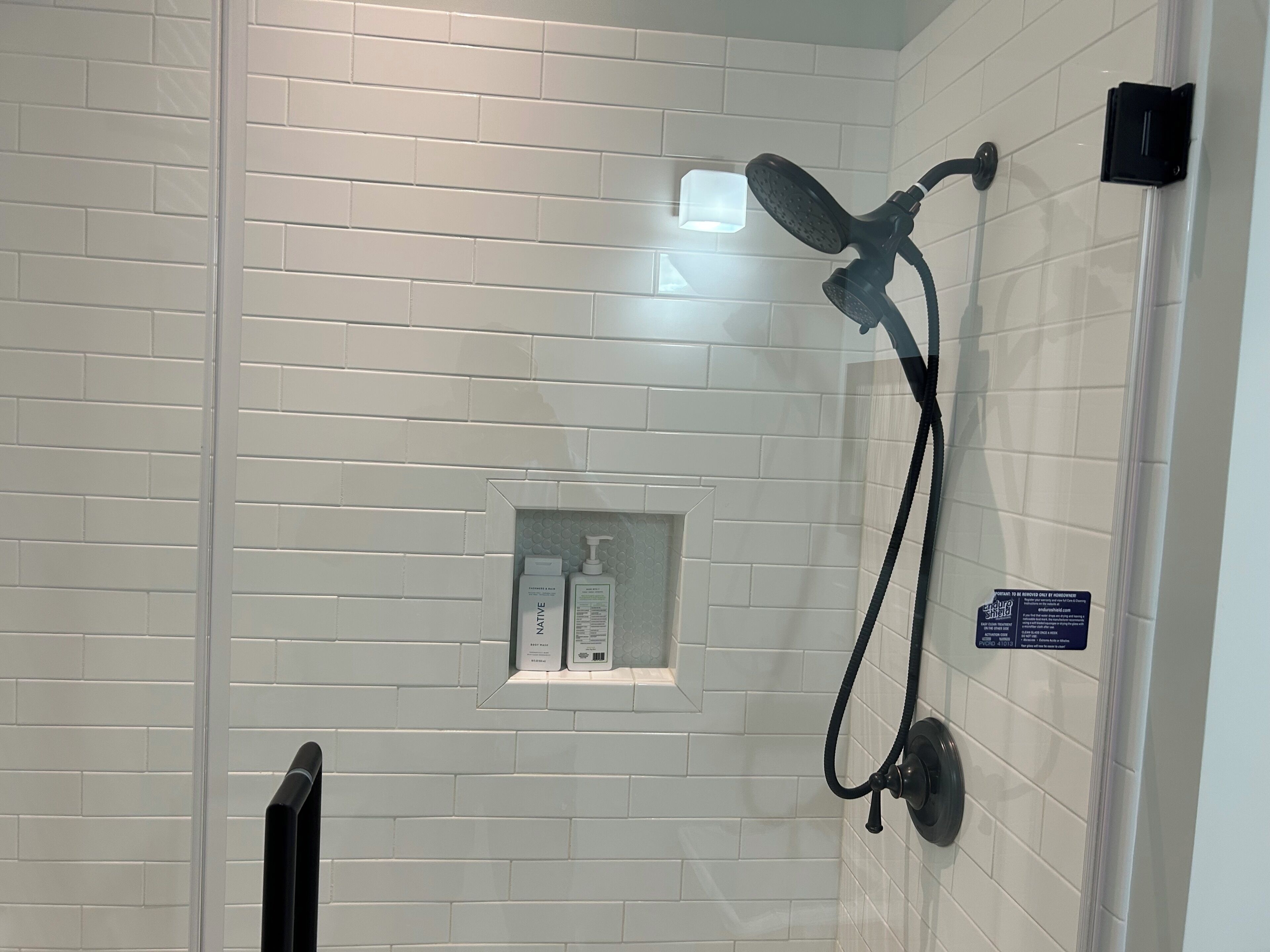 シャワー、タオル、石鹸、トイレットペーパー
