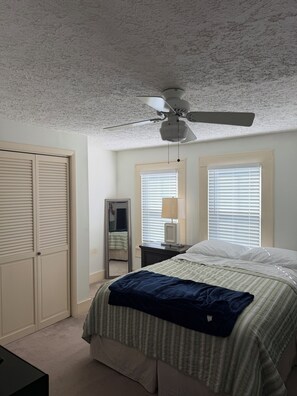 Tabla de planchar con plancha, wifi, ropa de cama