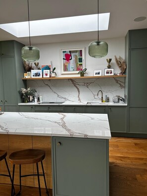 Private kitchen - Fabulous 4-bedroom family home in tranquil Dublin neighborhood 10 mins from town (Dublin)