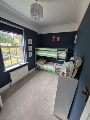 Room - Fabulous 4-bedroom family home in tranquil Dublin neighborhood 10 mins from town (Dublin)