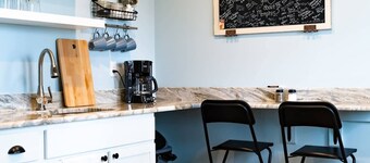 Clean & Serene House + Studio - Easy On/off I-40