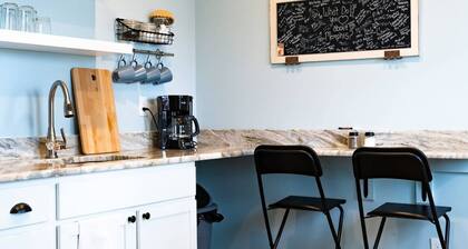 Clean & Serene House + Studio - Easy On/off I-40