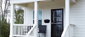 Clean & Serene House + Studio - Easy On/off I-40