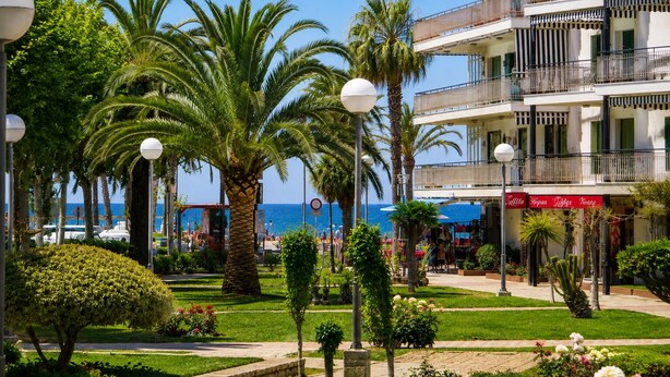 A beachfront hotel with a garden, palm trees, and a view of the sea. - T3 6 pers - Sea view - Beach 1 min away - Terrace - WiFi fibre 1Gb - PortAventura (Salou)