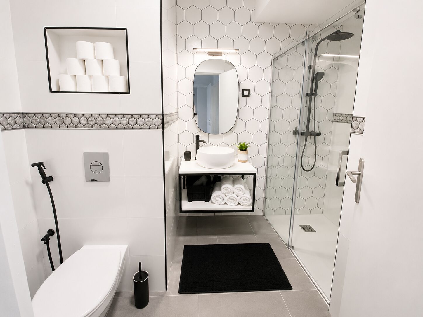 Een douche, een haardroger, handdoeken, zeep