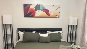 1 soverom, skrivebord, strykejern/-brett og wi-fi (inkludert)