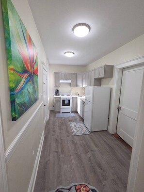 Fridge, microwave, oven, stovetop - Entire private 1 bedroom apartment in Brookline (Brookline)