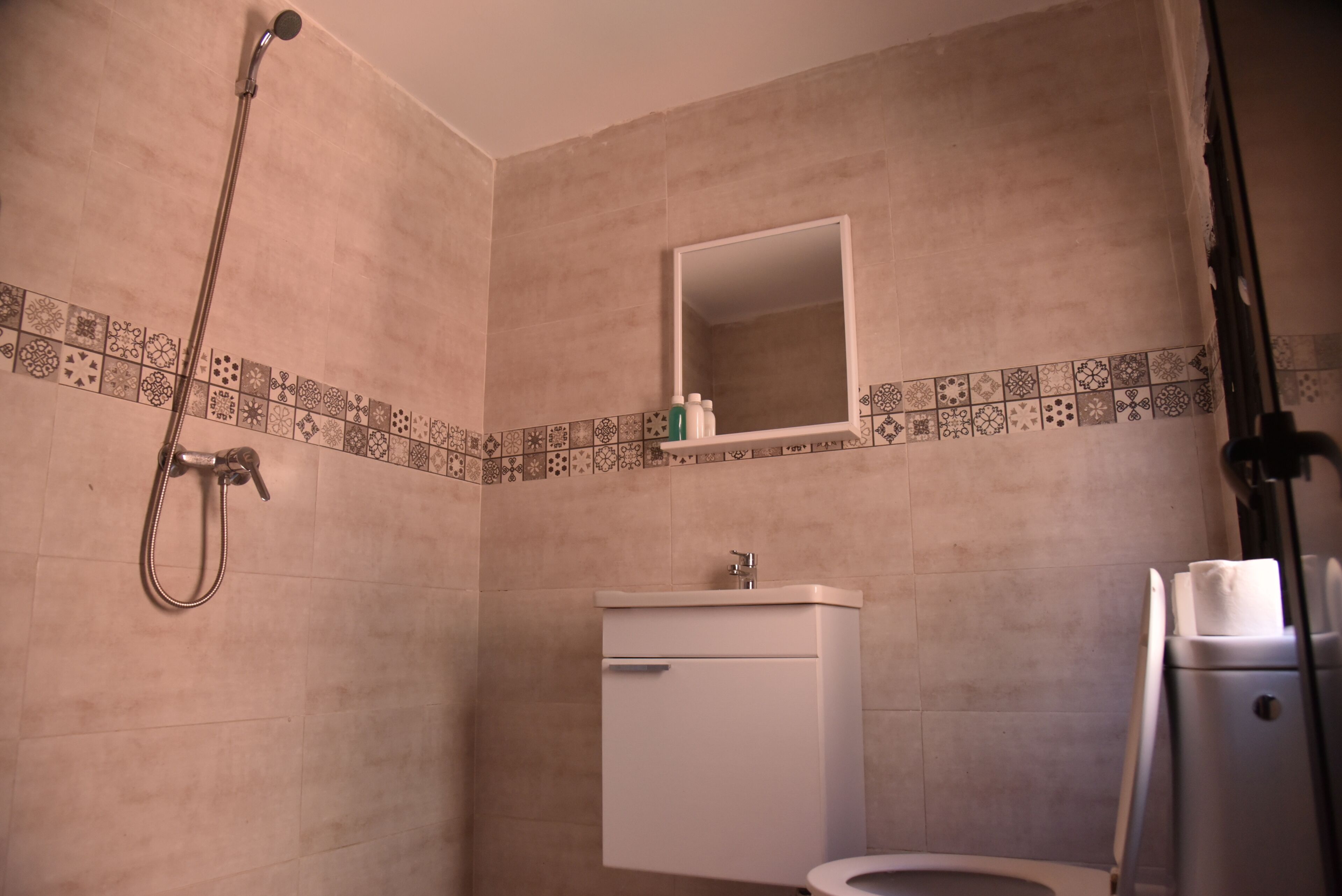 Doccia, asciugamani, sapone, shampoo