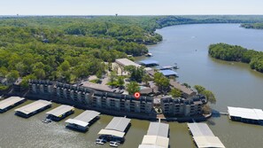 Ein Hotel am Wasserufer mit mehreren Gebäuden, einem Steg und einem Fluss.