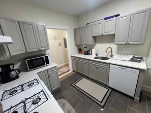 Fridge, microwave, oven, stovetop - 2 FREE parking spots- In unit washer/dryer (Brookline)