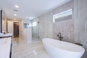Shower, towels, shampoo - Seaview Serenity |Team Joseph Ellen (Jacksonville Beach)