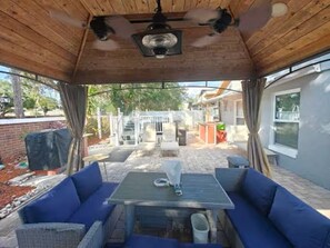 Outdoor dining - Tropical Pool Home Gazebo, Grill & Bar (Kissimmee)