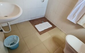 Bathroom - Traveller's StaY (Kigali)