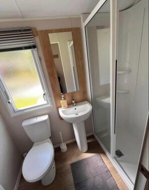 Shower, hair dryer, towels, soap - 8 berth caravan stunning views wrap around decking  pet friendly (Buck's Cross)