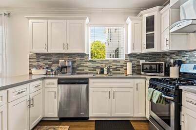 Gucci-Inspired 4B3B Home I Close to World Cup I Gated Parking I Heart of LA