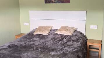 1 bedroom, iron/ironing board, WiFi (free), bed sheets