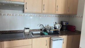 Fridge, microwave, stovetop, coffee/tea maker - Villa del Lago Lloret · Studio | Private Pool · Jardín (Lloret de Mar)