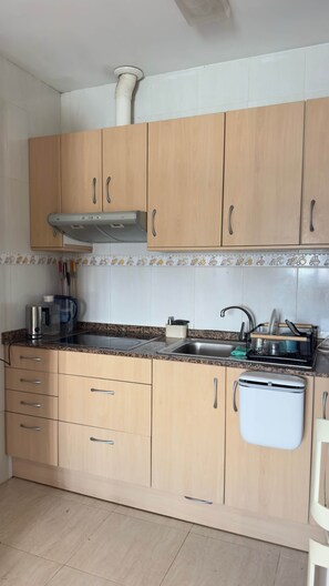Fridge, microwave, oven, stovetop - Villa del Lago Lloret | Private Pool & Garden (Lloret de Mar)