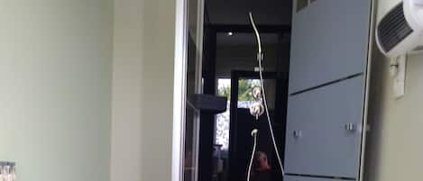 Haartrockner, Handtücher, Seife, Toilettenpapier