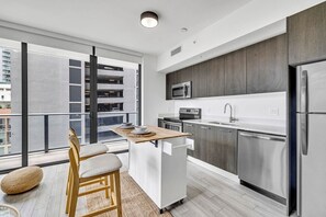 Fridge, microwave, oven, stovetop - Casa Athena | Luxe Miami Stay (Miami)