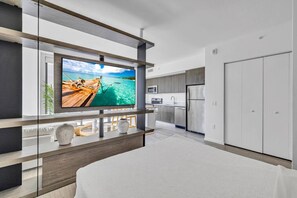 Desk, WiFi, bed sheets - Casa Athena | Luxe Miami Stay (Miami)