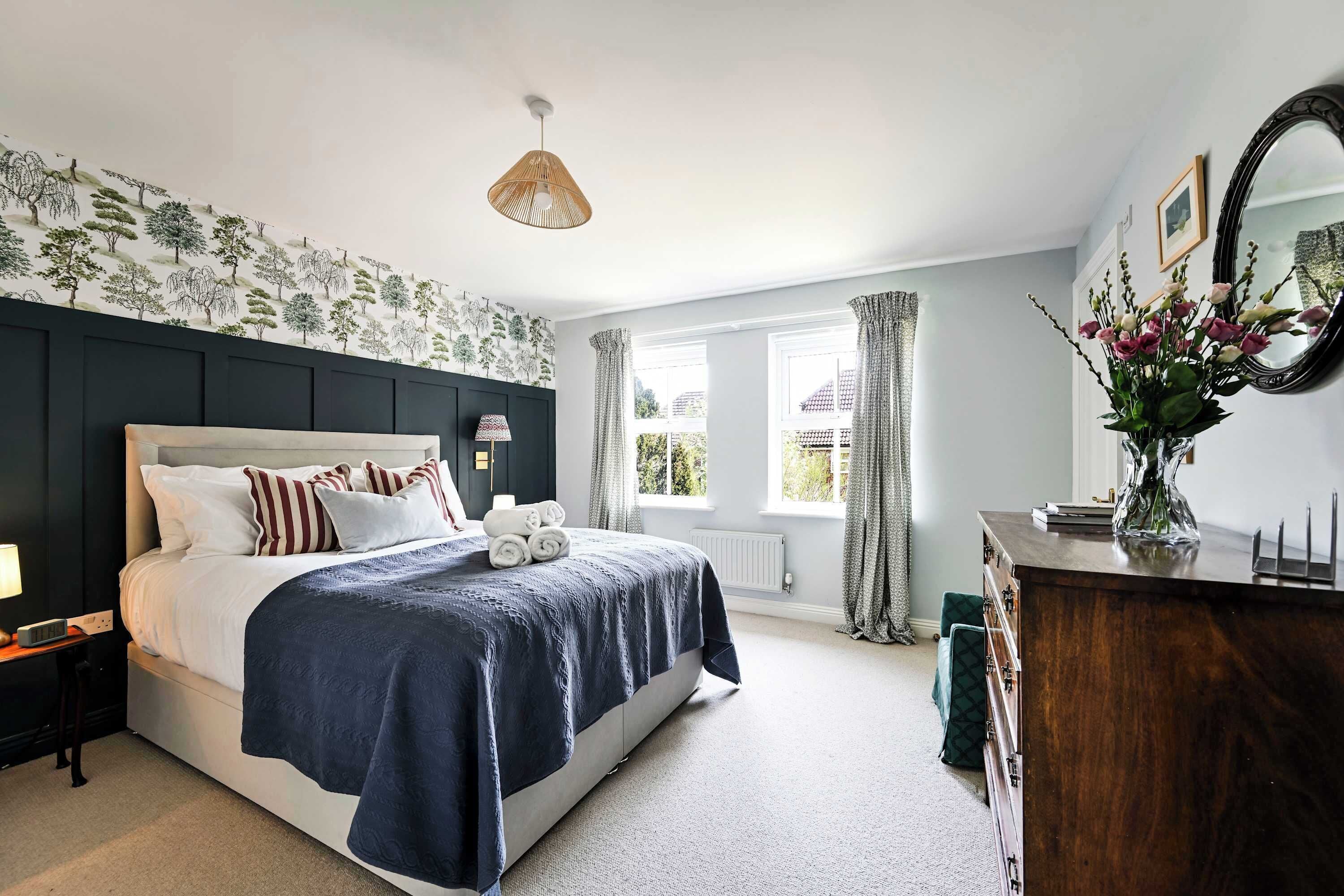 Desk, iron/ironing board, travel cot, WiFi