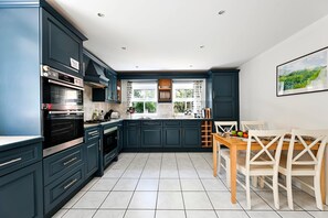 Fridge, microwave, oven, stovetop - Big 5-Bed Home | Garden & 5 Min to Blenheim Palace (Yarnton)
