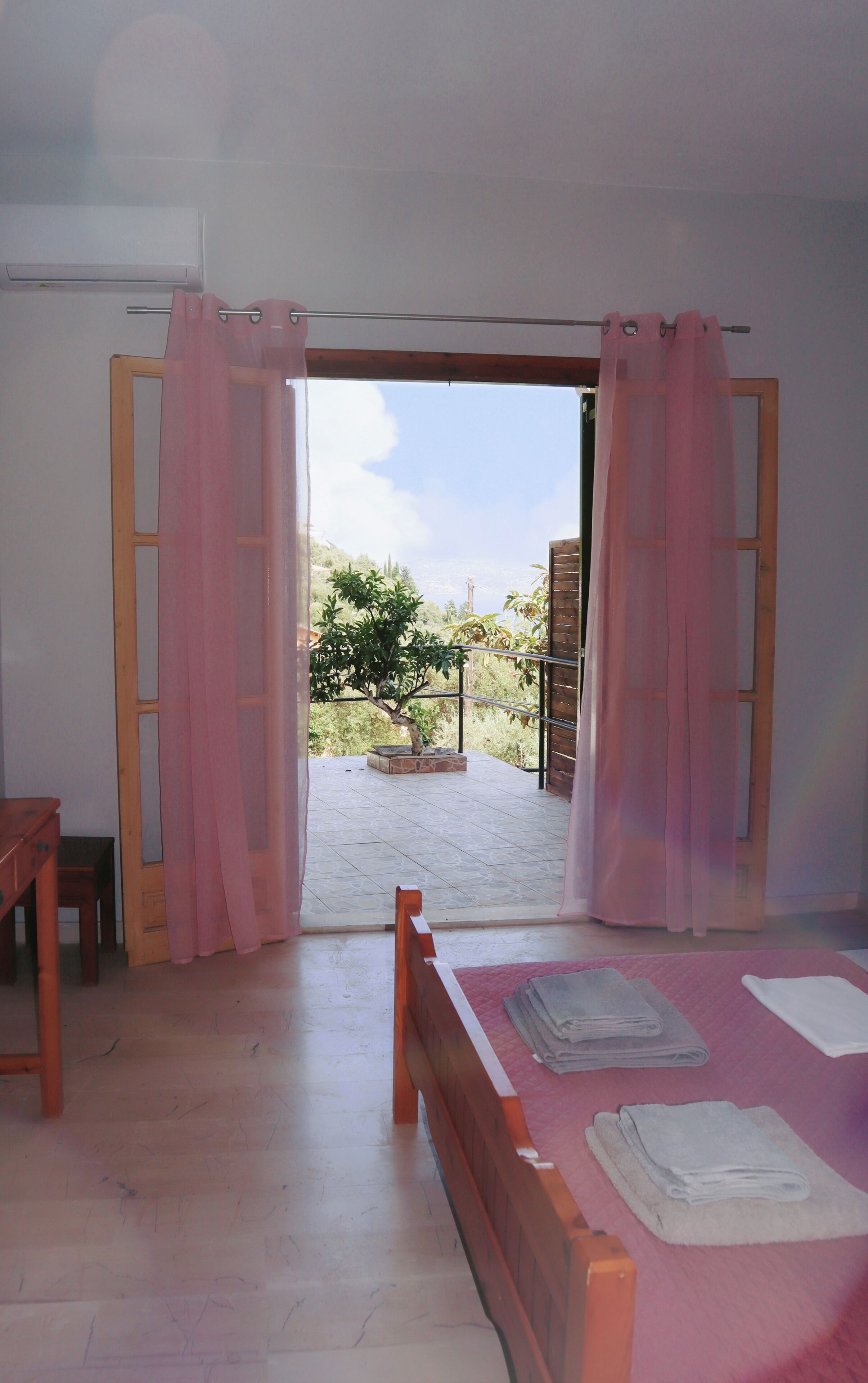 Iron/ironing board, travel crib, free WiFi, bed sheets