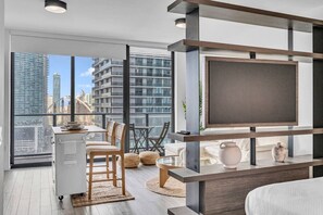 Desk, WiFi, bed sheets - Casa Marina – Skyline Views Luxury Downtown Tower (Miami)