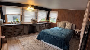 A bedroom with a bed, a desk with a basket, and a window with blinds. - Cozy home Near all desirable locations; border of Lexington and Nicholasville (Nicholasville)
