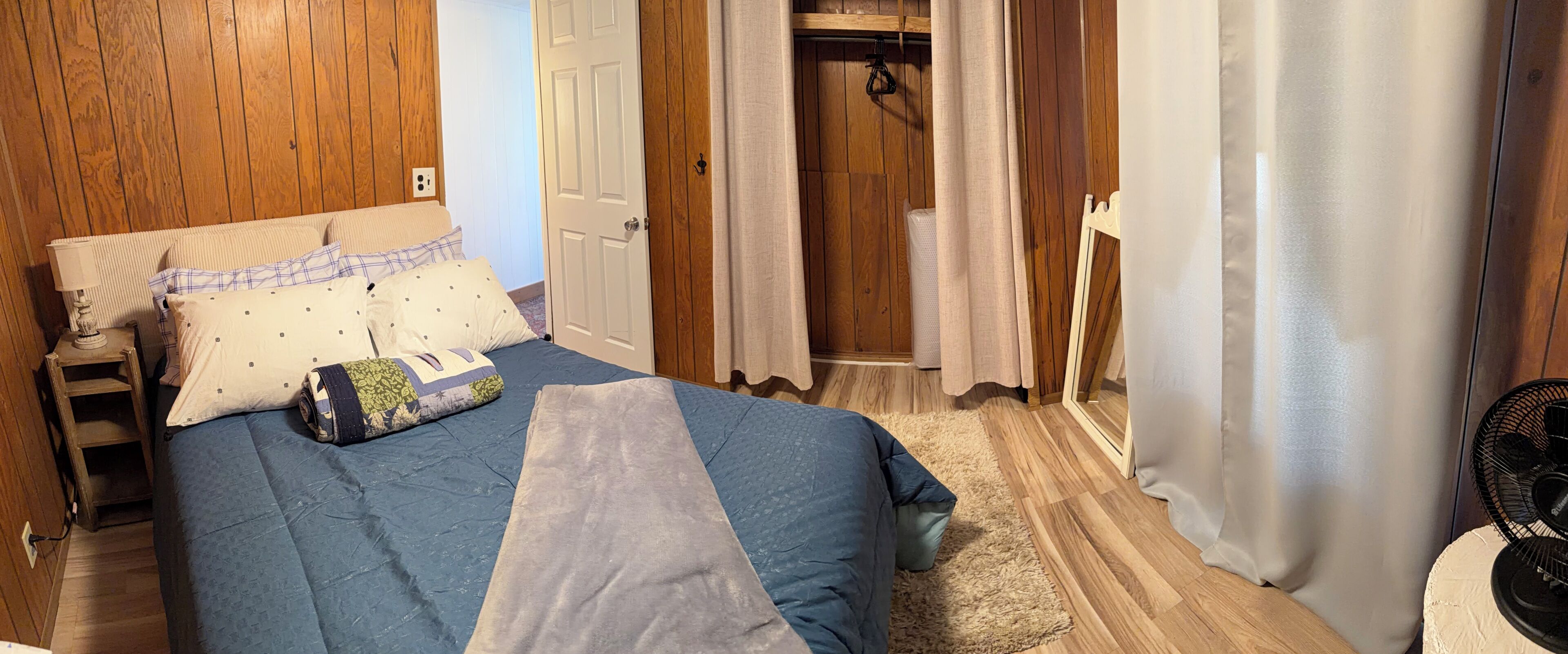 Iron/ironing board, bed sheets