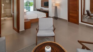 Une chambre d’hôtel moderne équipée d’un lit, d’un bureau, d’une chaise et d’un grand miroir.