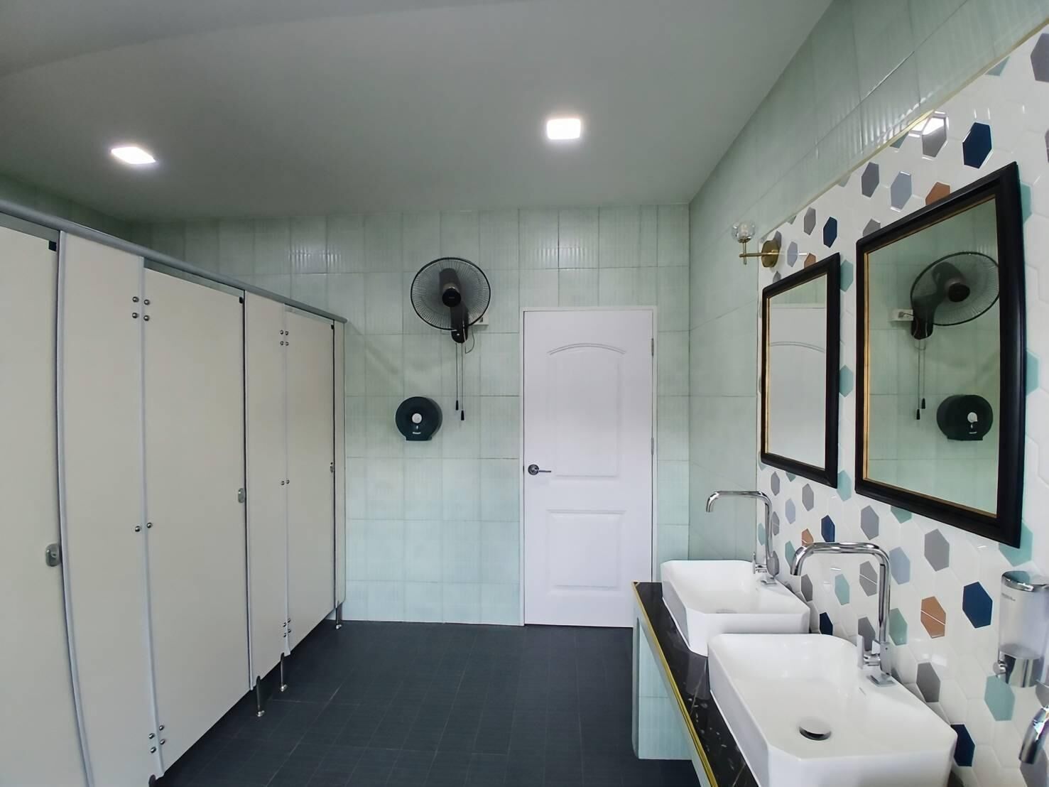 Chambre Double Supérieure | Salle de bain | Baignoire et douche séparées, articles de toilette gratuits