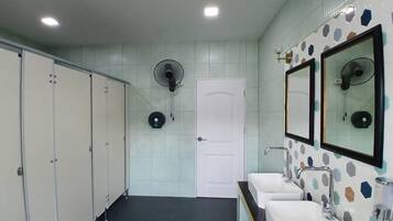 Chambre Double Supérieure | Salle de bain | Baignoire et douche séparées, articles de toilette gratuits