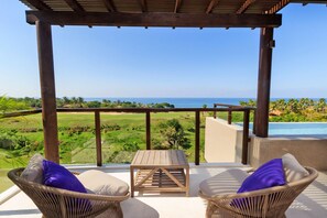 A balcony with wicker furniture and a view of the ocean. - Condo Argo in Punta Mita (Punta de Mita)