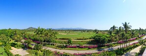 A golf course with palm trees and a clear sky. - Condo Argo in Punta Mita (Punta de Mita)