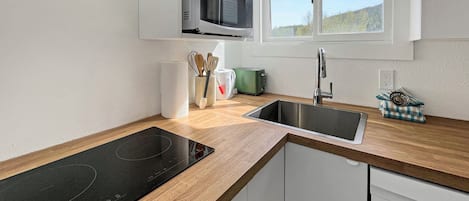 Cafetière/bouilloire, réfrigérateur, micro-ondes, plaque de cuisson