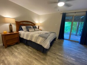 7 bedrooms, iron/ironing board, free WiFi, bed sheets - Lakefront Villa! Sleeps 14, Hot tub, boats! (Bethel)